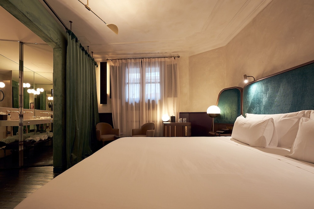Luxury Double Room thumbnail 5