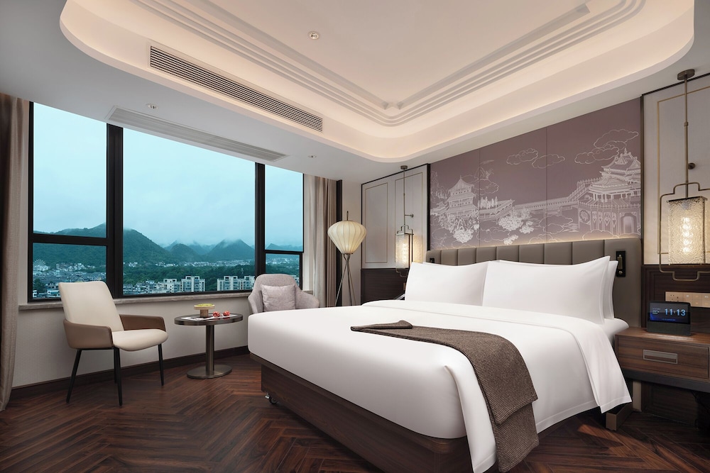 Executive Suite, Hill View