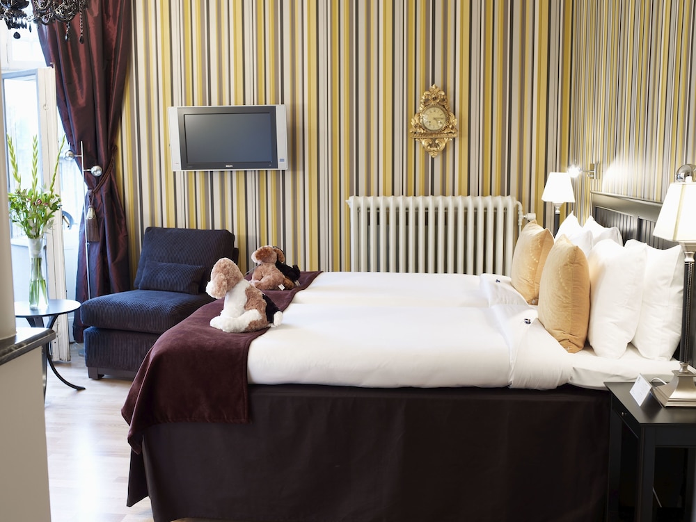 Deluxe Room, 1 Queen Bed, Non Smoking (1 Queen bed or 2 Twin Beds)
