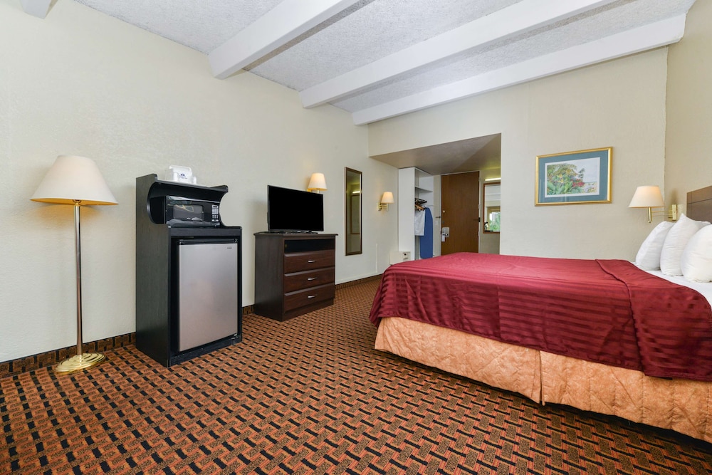 Room, 1 King Bed, Non Smoking, Balcony - Photo 3