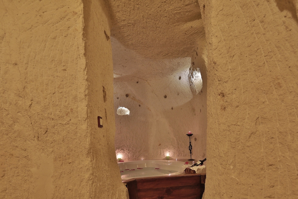 Honeymoon Room - Photo 15