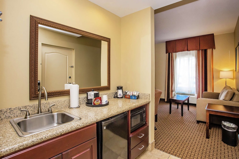 Suite, 1 King Bed, Accessible, Non Smoking - Photo 3