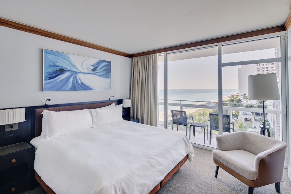 Luxury Apartment, 1 Bedroom, Balcony, Partial Ocean View (King Bed) photo 2