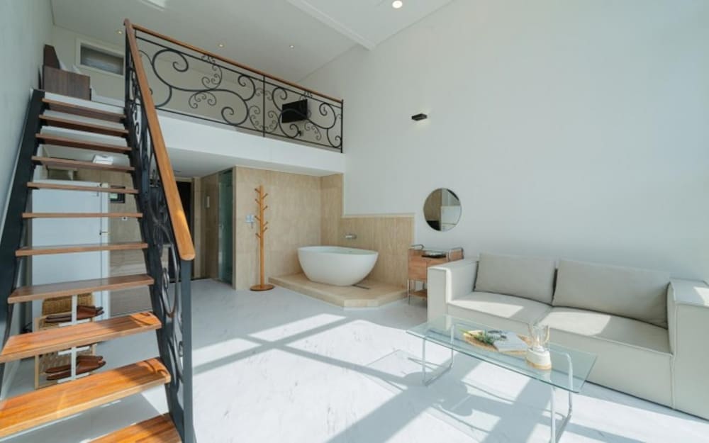 Room (A104 (whirlpool bathtub))