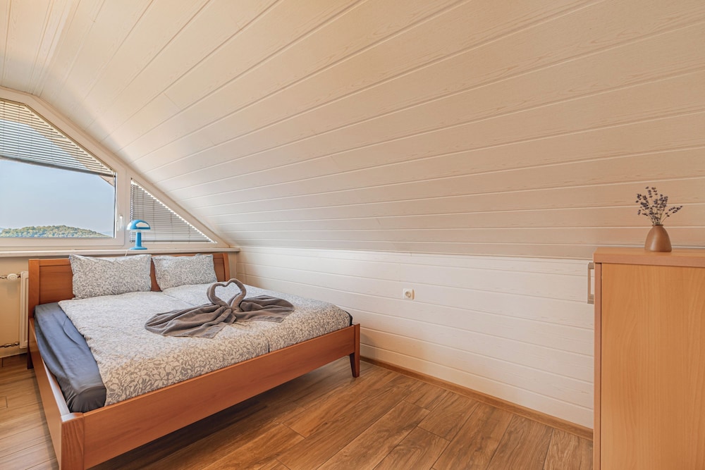 Family House, Multiple Bedrooms, Mountainside (Vineyard Cottage Urban) photo 1