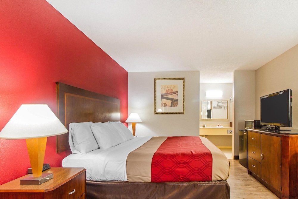 Standard Room, 1 King Bed, Non Smoking - Photo 9