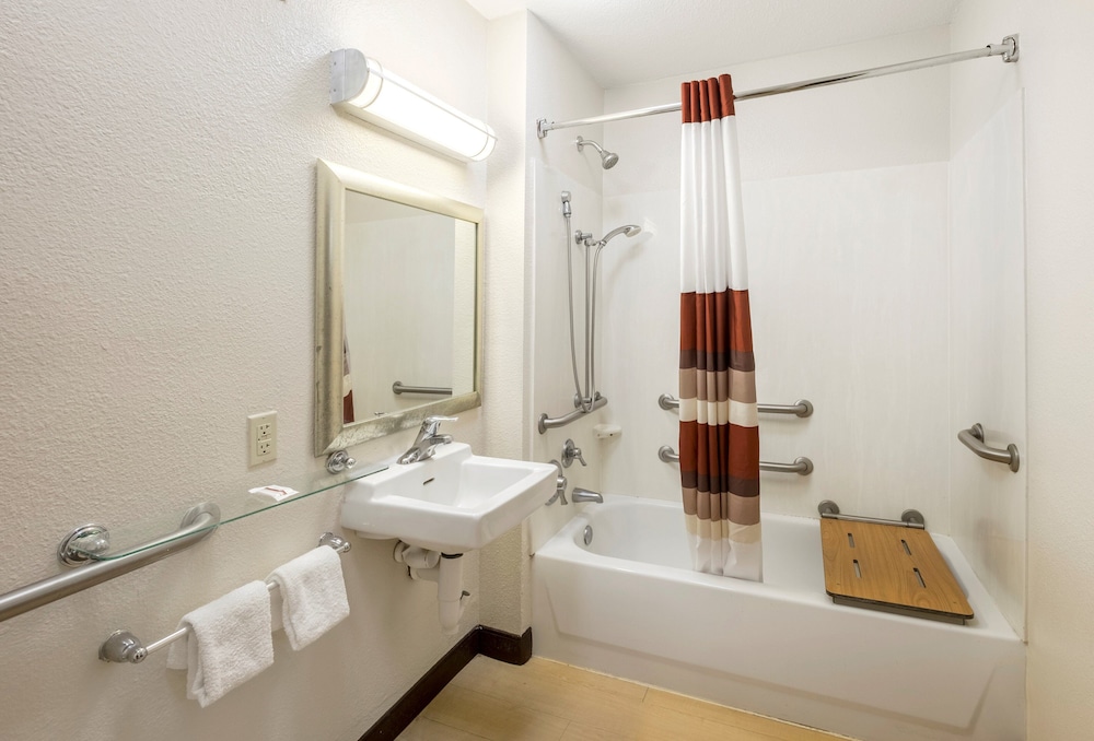 Standard Room, 1 King Bed, Accessible, Non Smoking - Photo 3