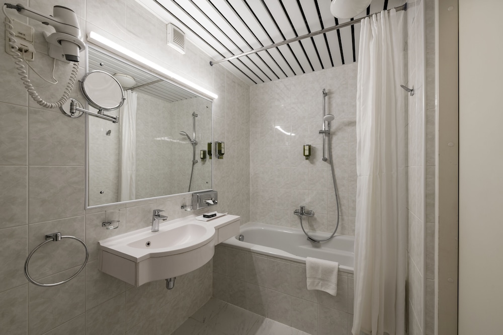 Standard Room, 1 King Bed, Non Smoking - Photo 5