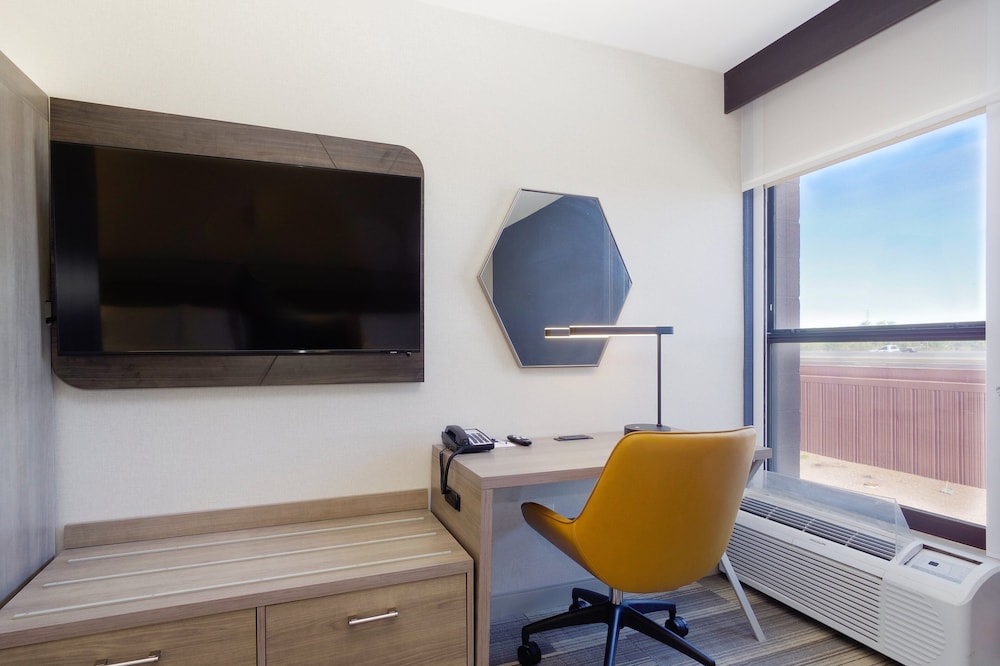 Suite, 1 King Bed, Accessible (Communications) - Photo 3