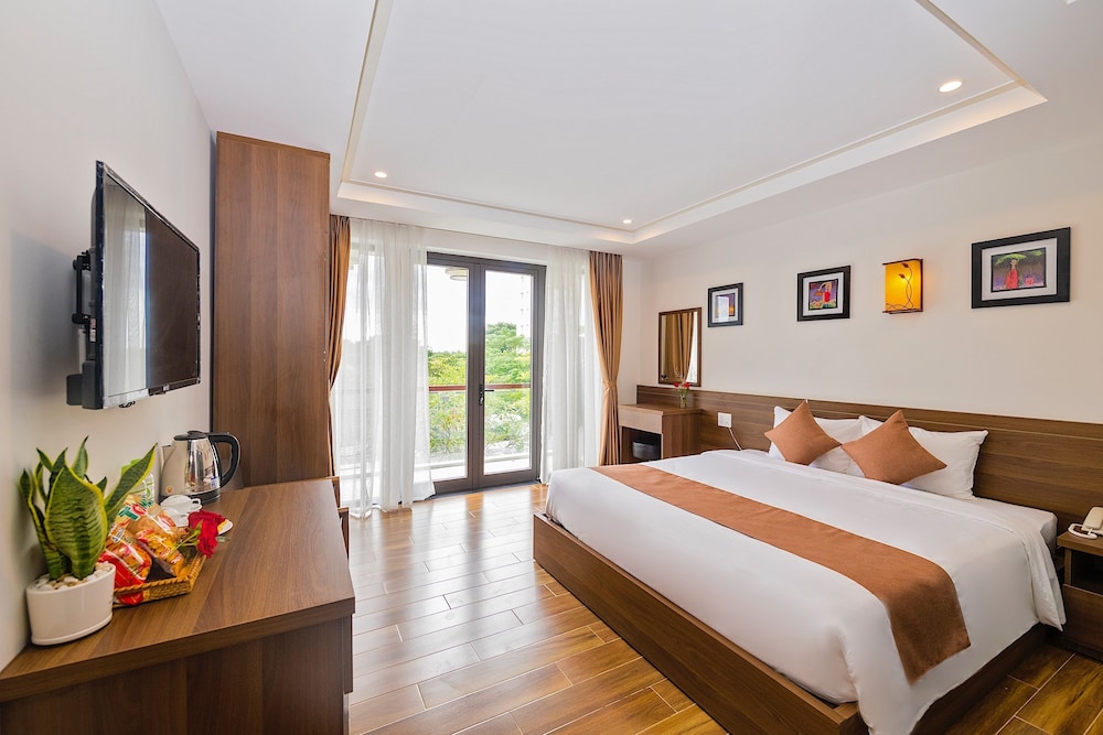 Deluxe Room, Balcony, City View - Photo 11