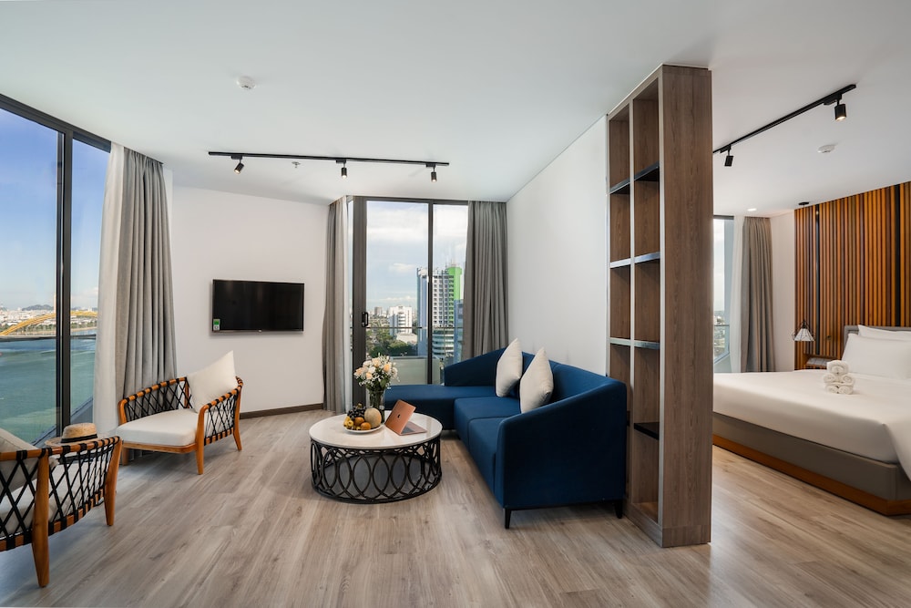 Suite, River View - Photo 7