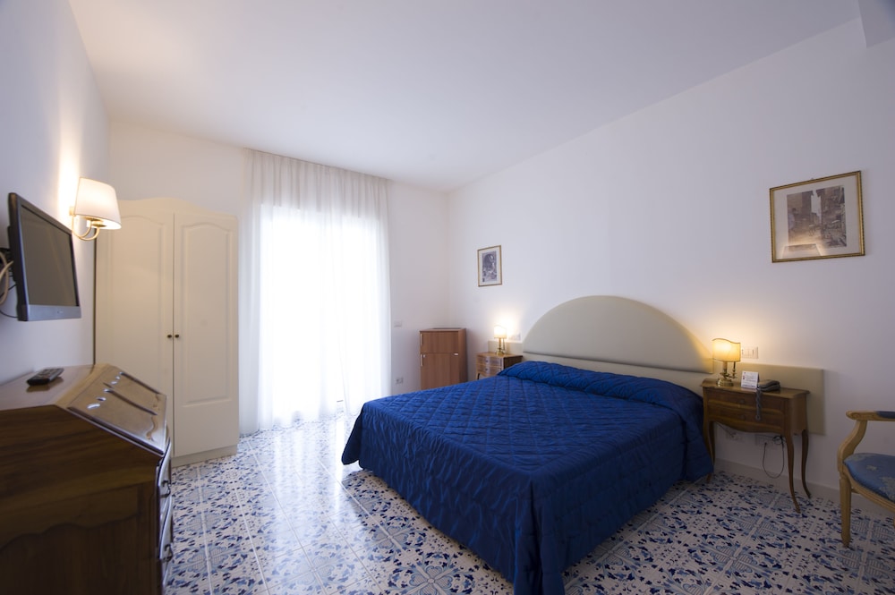 Superior Double or Twin Room, Balcony, Sea View - Photo 2