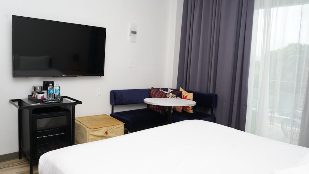 Room, 1 King Bed photo 2