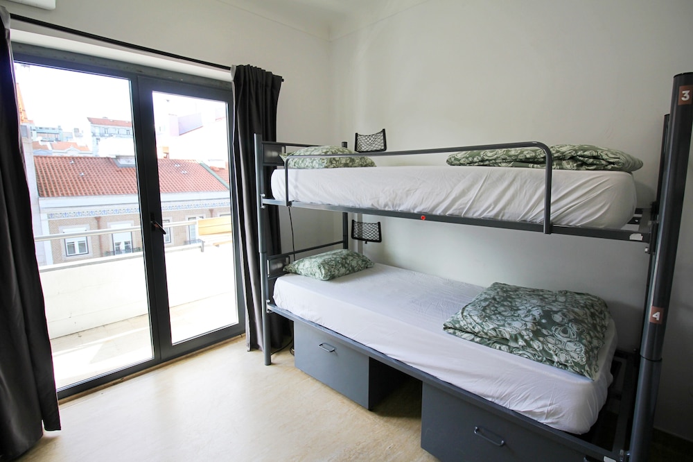 Bed in 6 mix Dorm w/Balcony and private wc photo 1