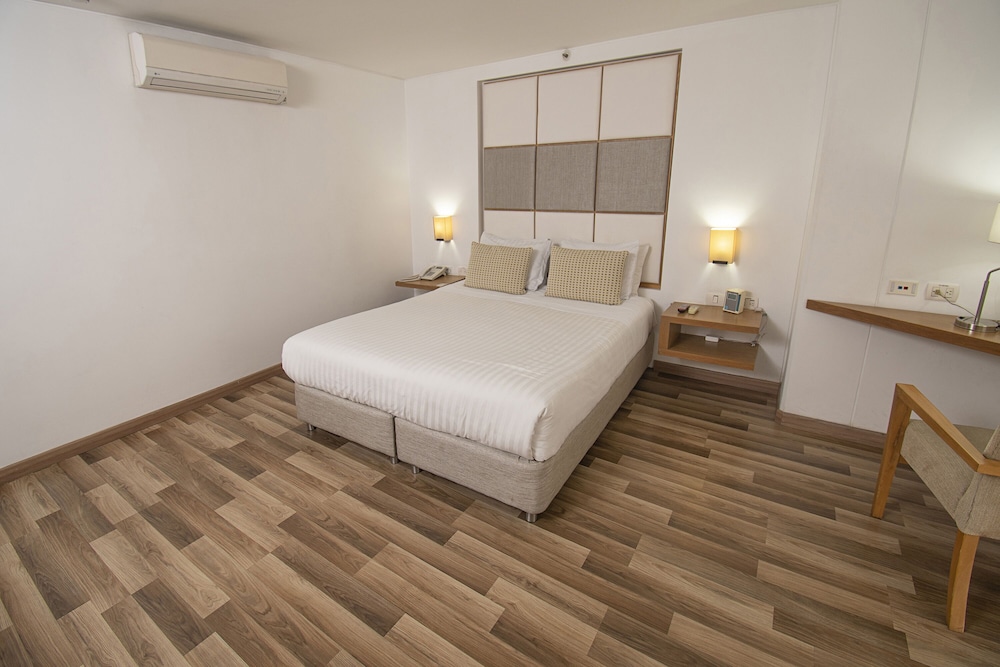 Superior Room, 1 Queen Bed photo 3