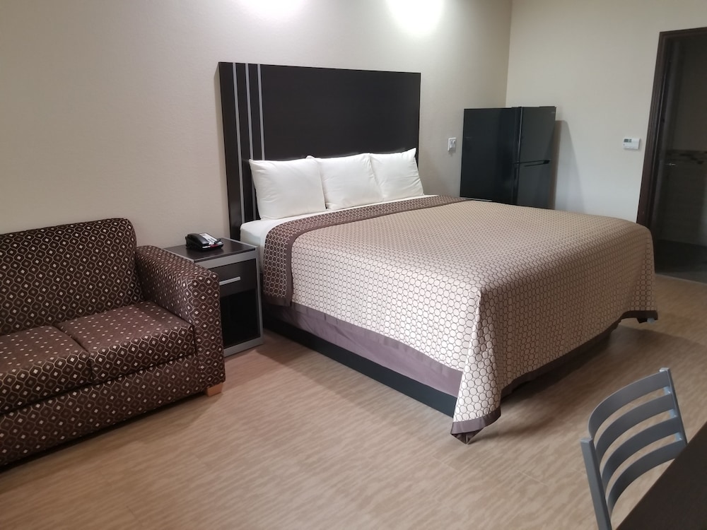 Single Room, 1 King Bed, Refrigerator & Microwave