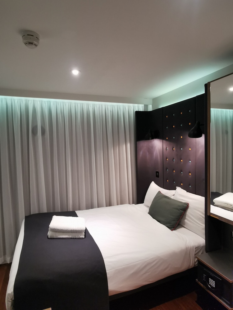 Double Room, No Windows thumbnail 6