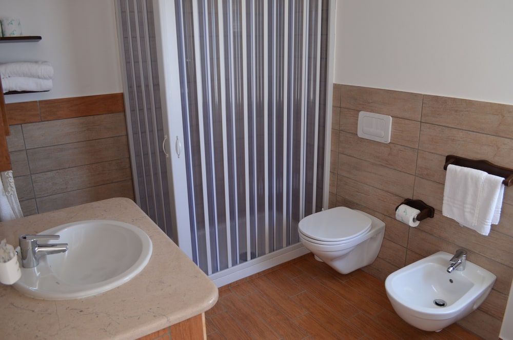 Basic Triple Room, Non Smoking, Ensuite - Photo 6