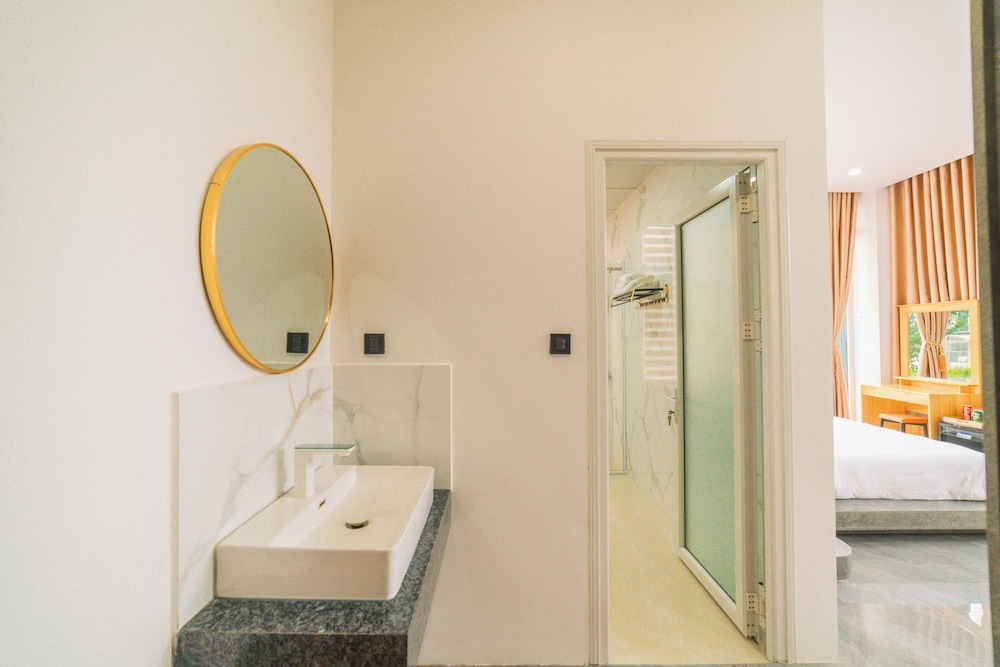 Deluxe Pool Access with Bathtub - Photo 13