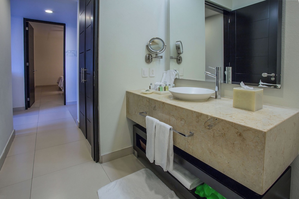 Three-Bedroom Suite 2 King with 2 Double beds - Photo 10