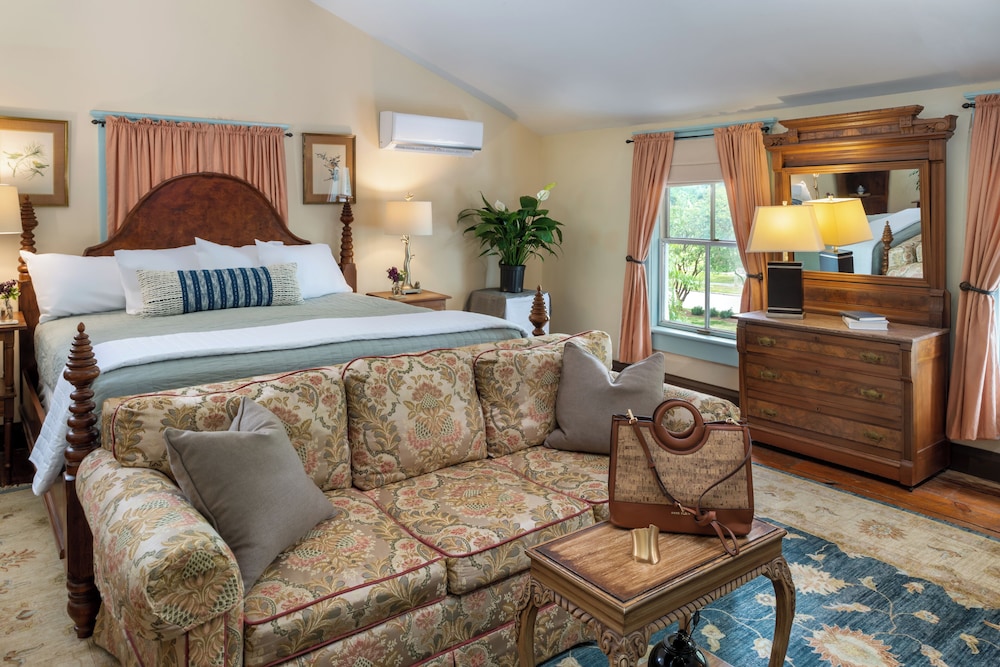 Romantic Suite, 1 King Bed (Sandy Point Suite) photo 1