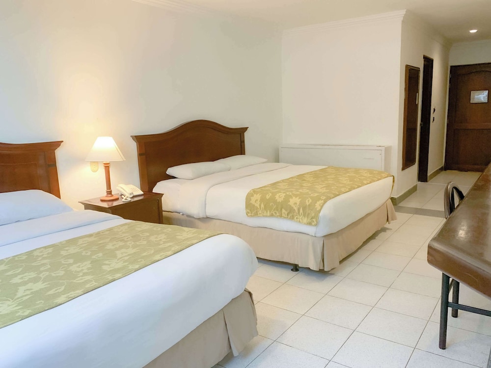 Family Room, 2 Double Beds, Non Smoking - Photo 2