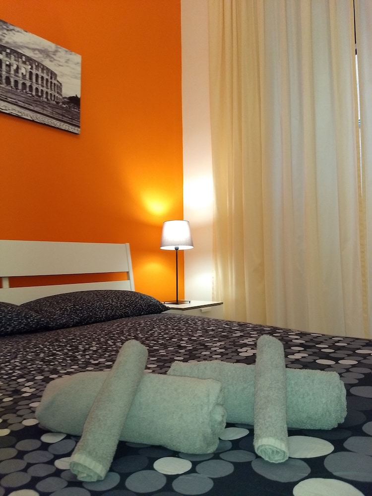 Economy Triple Room, Shared Bathroom (Naranja)