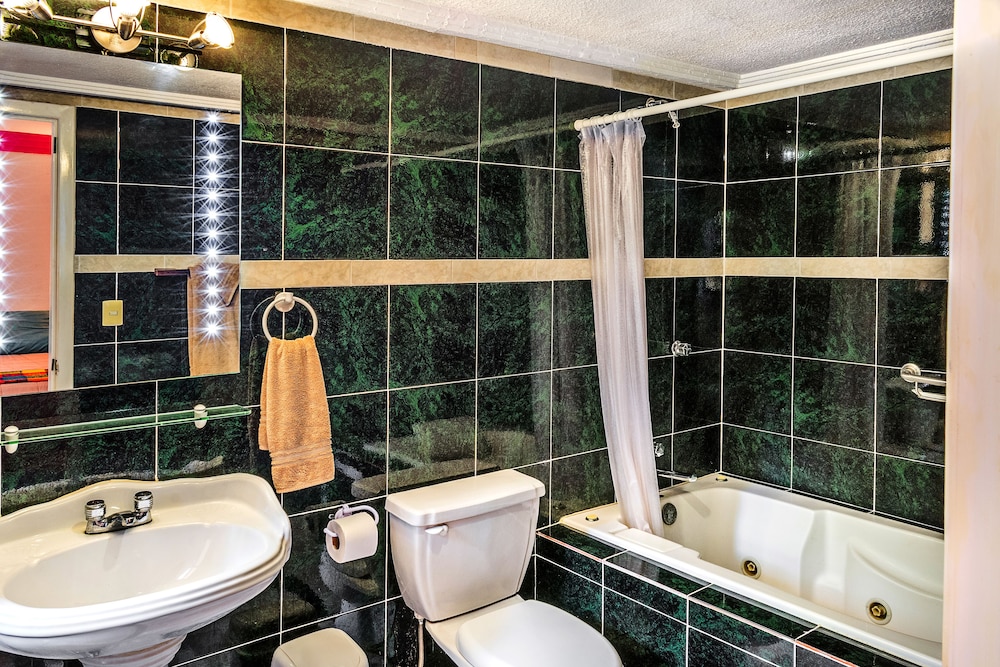 Standard Suite, 3 Bedrooms, Bathtub photo 2