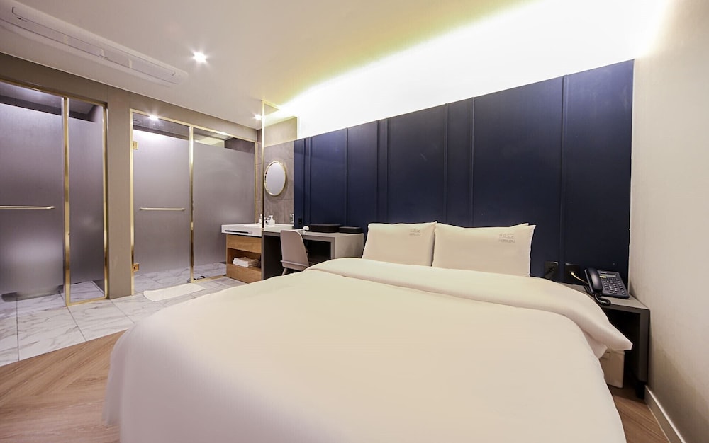 Deluxe Room - Photo 5