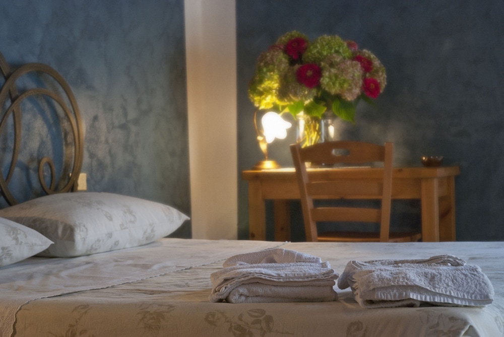 Romantic Double Room, Private Bathroom, Mountain View photo 1