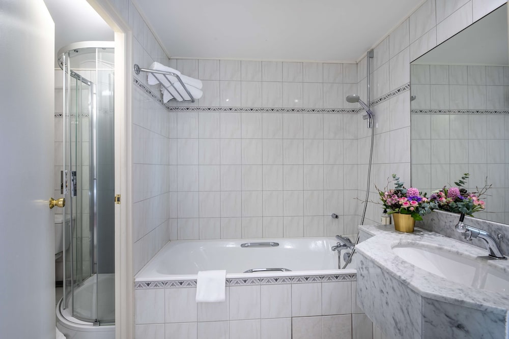 Junior Suite, 1 Queen Bed, Non Smoking, Bathtub (Larger Room;Twin bed on request) - Photo 4