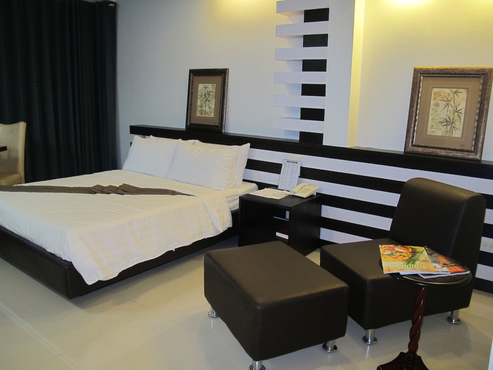 Deluxe Suite, 1 Double Bed, Bathtub photo 2