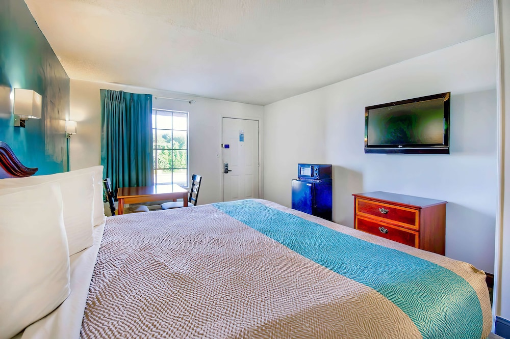 Standard Room, 1 King Bed, Accessible, Non Smoking - Photo 4