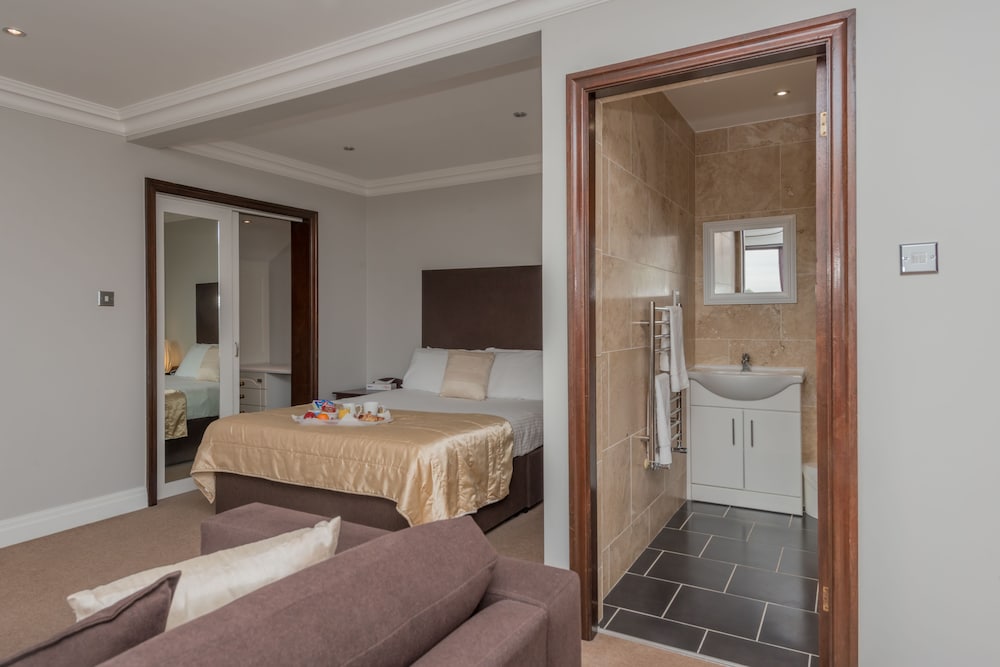 Suite, 1 King Bed, Non Smoking (with Sofabed) - Photo 4
