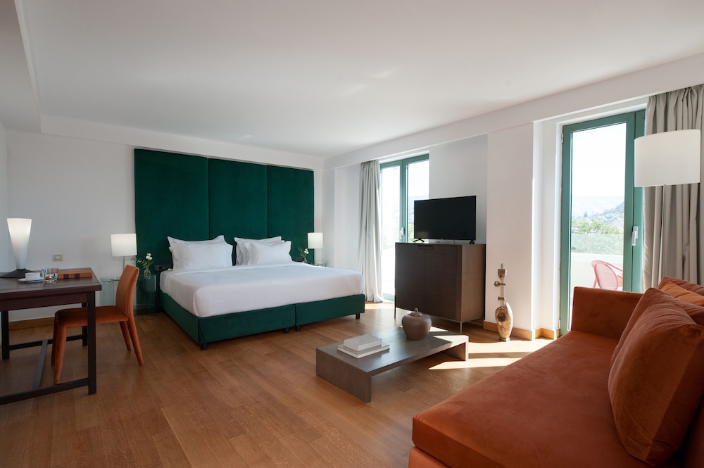 Executive Suite, Acropolis View