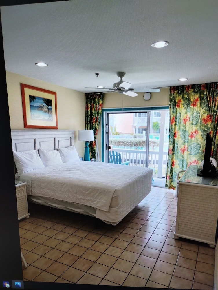Studio Suite, 1 Queen Bed, Kitchen, Poolside photo 2