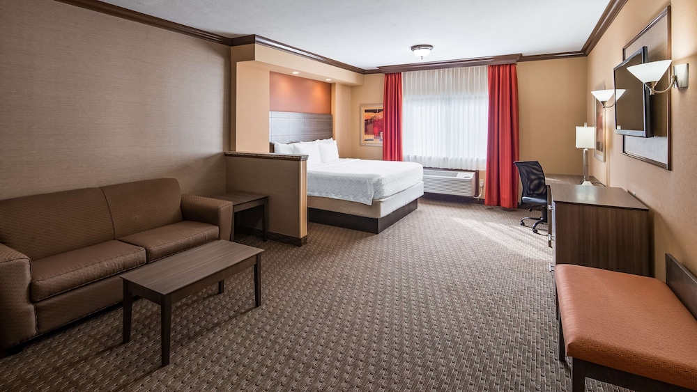 Suite, 1 King Bed, Non Smoking, Refrigerator & Microwave (Living Room;with Sofabed) - Photo 9