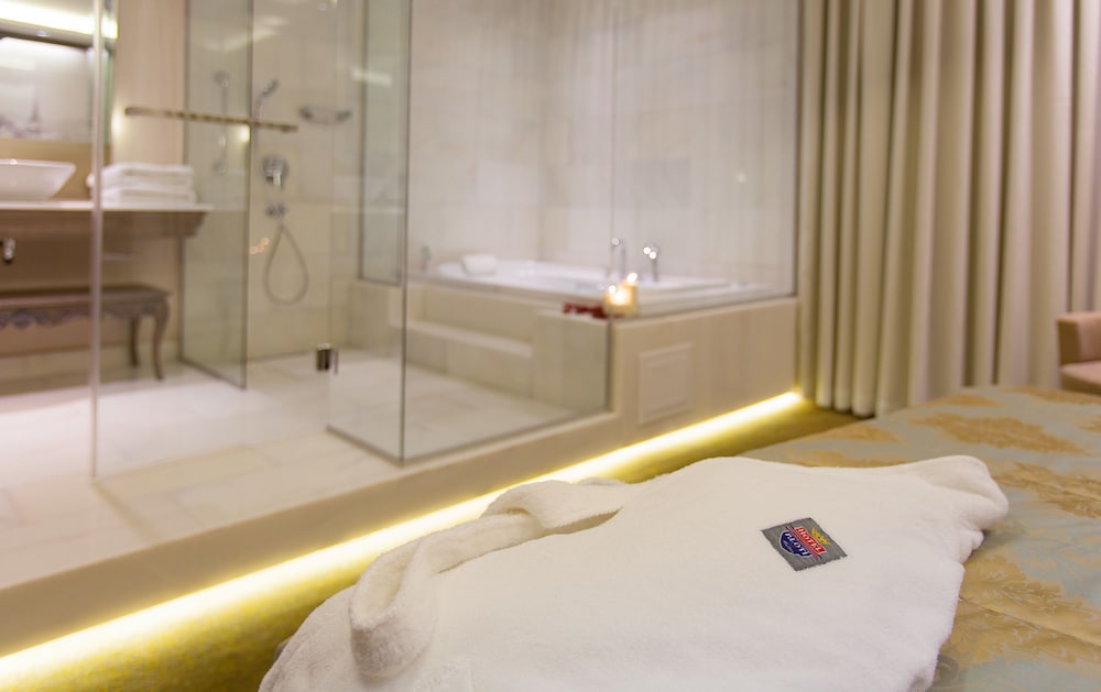 Superior Double Room with Jacuzzi and Balcony photo 2