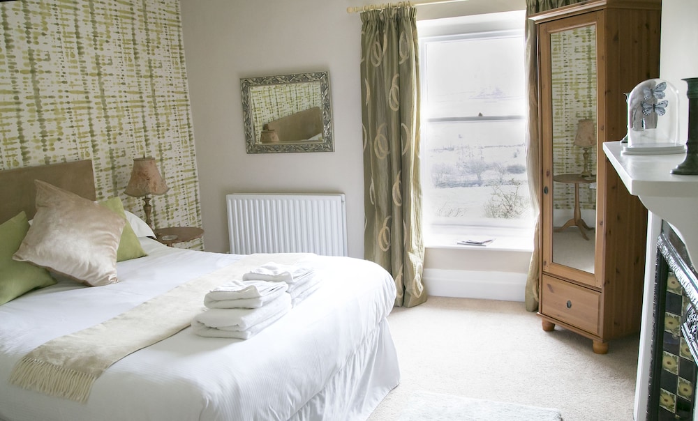 Principal double room 3, shower, valley view photo 1