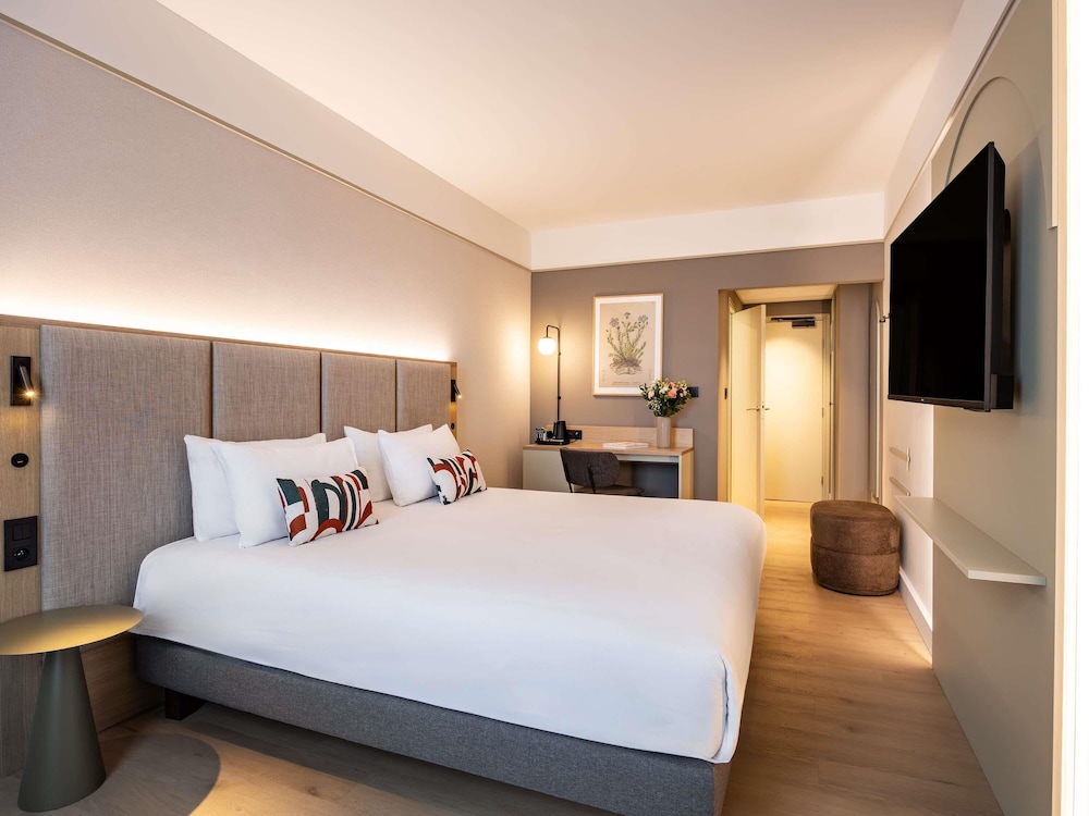 Deluxe Room, 1 King Bed - Photo 2