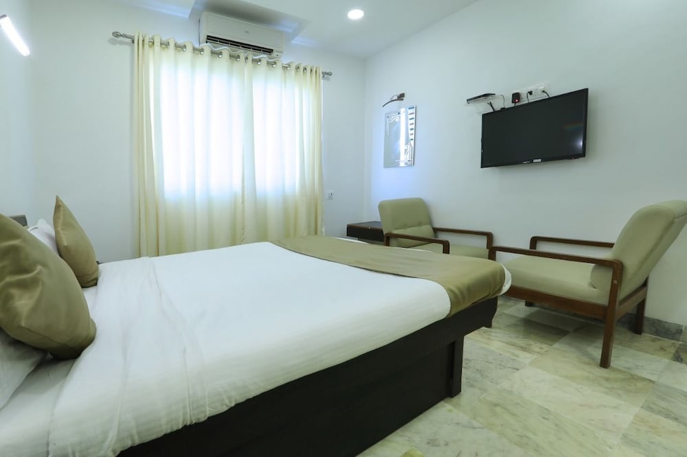 Standard Room, 1 Queen Bed photo 3