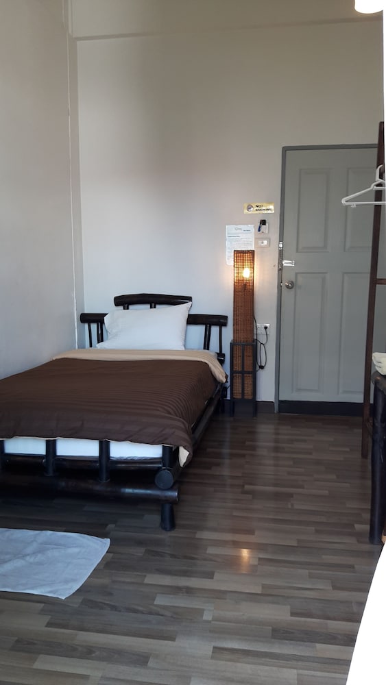 Air-Con Single Shared Bathroom