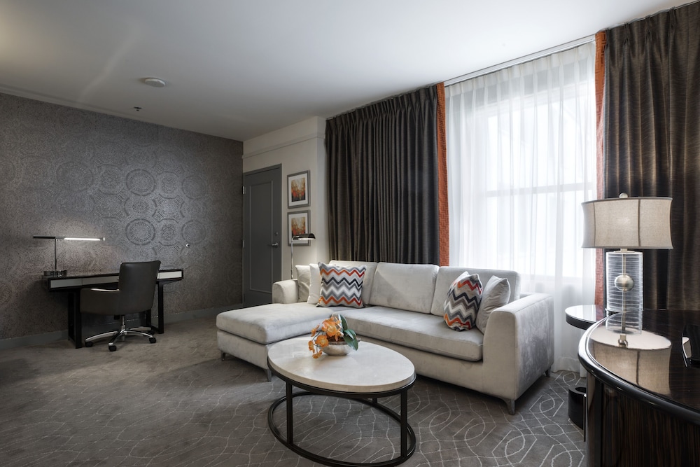 Suite, 1 King Bed, Accessible (Mobility & Hearing, Roll-in Shower) - Photo 3