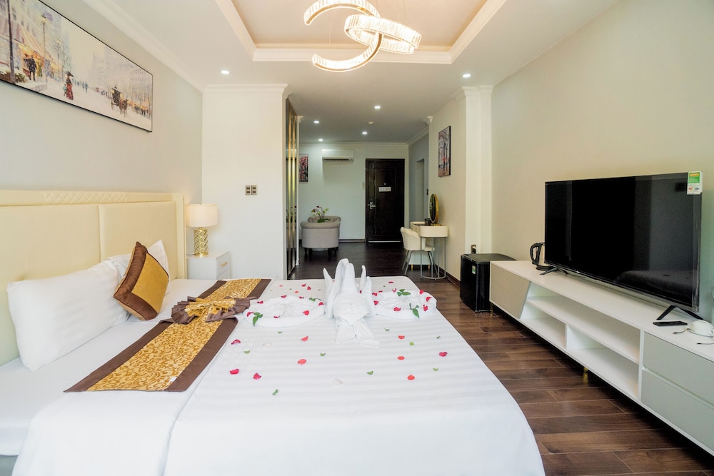 Luxury Suite, Courtyard View