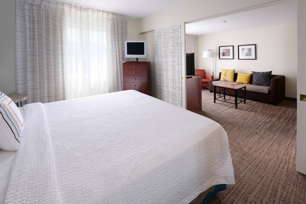 Suite, 1 Queen Bed with Sofa bed, Accessible (Mobility Roll in Shower One Bedroom) photo 3