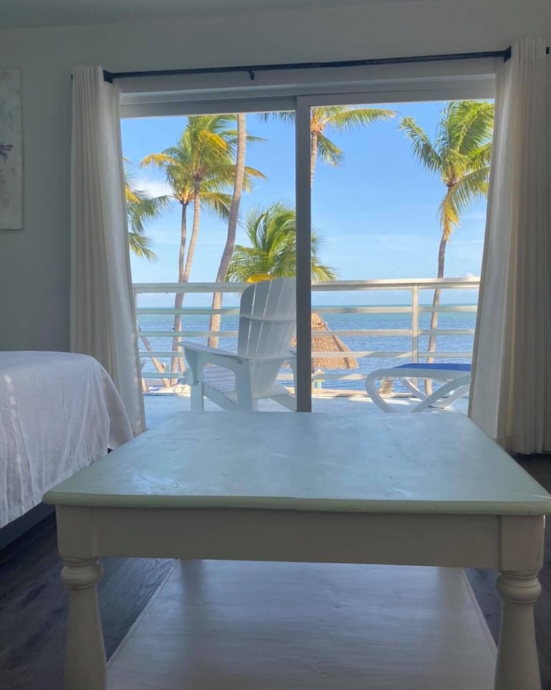 Oceanfront King Suite w/ Kitchen & Private Balcony - Photo 16