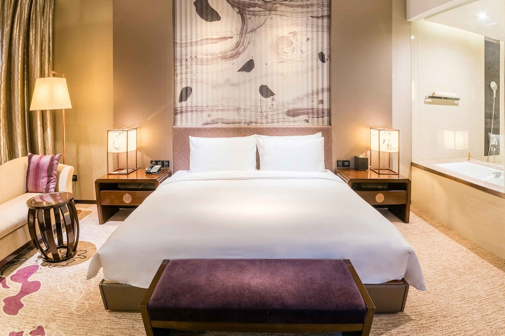 Deluxe Room, 1 King Bed, Lake View