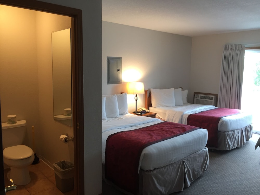 Signature Room, 2 Queen Beds, Refrigerator & Microwave, Pool View