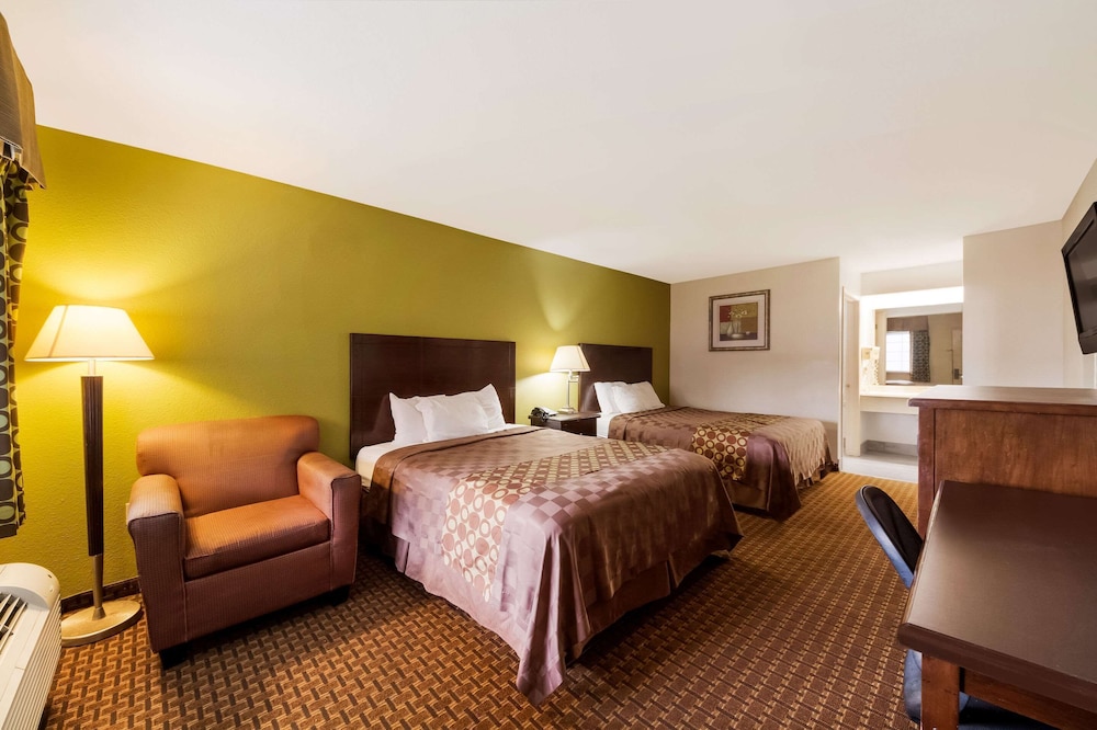 Standard Room, 2 Queen Beds, Smoking - Photo 5