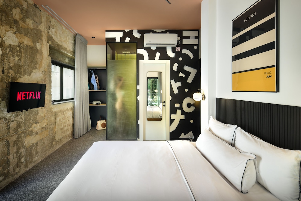 Suite with Two Balconies - Photo 5